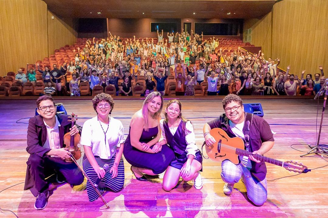 Família Vilas Boas é unida pelo amor à música na vida e no palco; na foto, registro pós-apresentação musical com Vinícius, Yayá, Keyla Barbosa, Lia e Edinho Vilas Boas