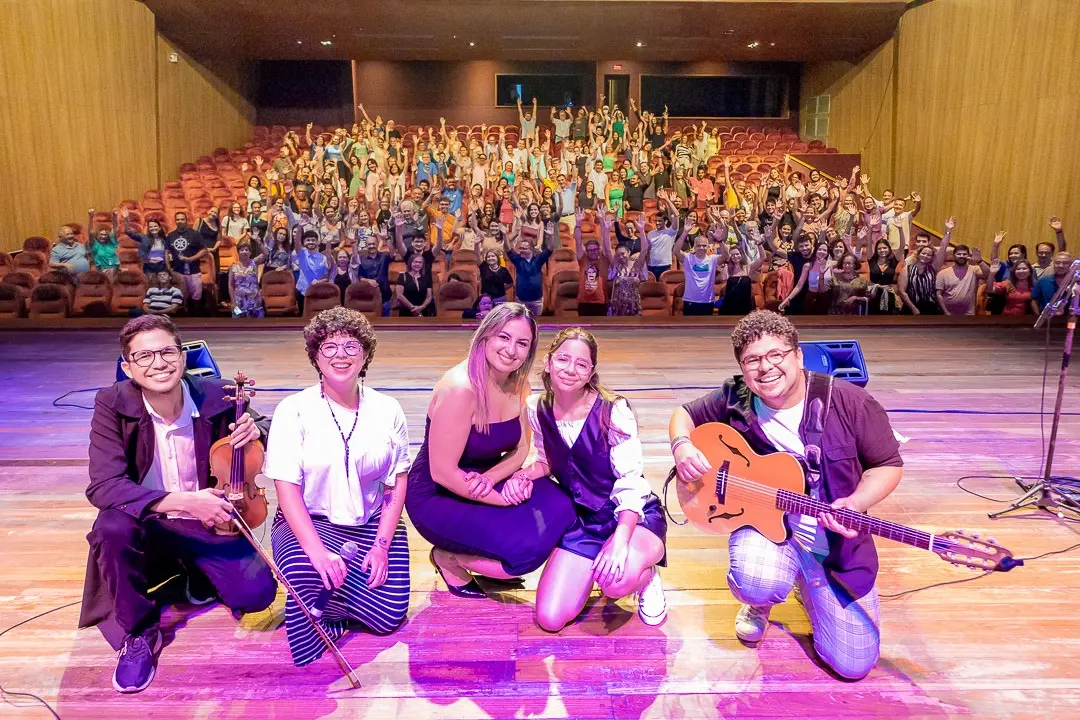 Família Vilas Boas é unida pelo amor à música na vida e no palco; na foto, registro pós-apresentação musical com Vinícius, Yayá, Keyla Barbosa, Lia e Edinho Vilas Boas