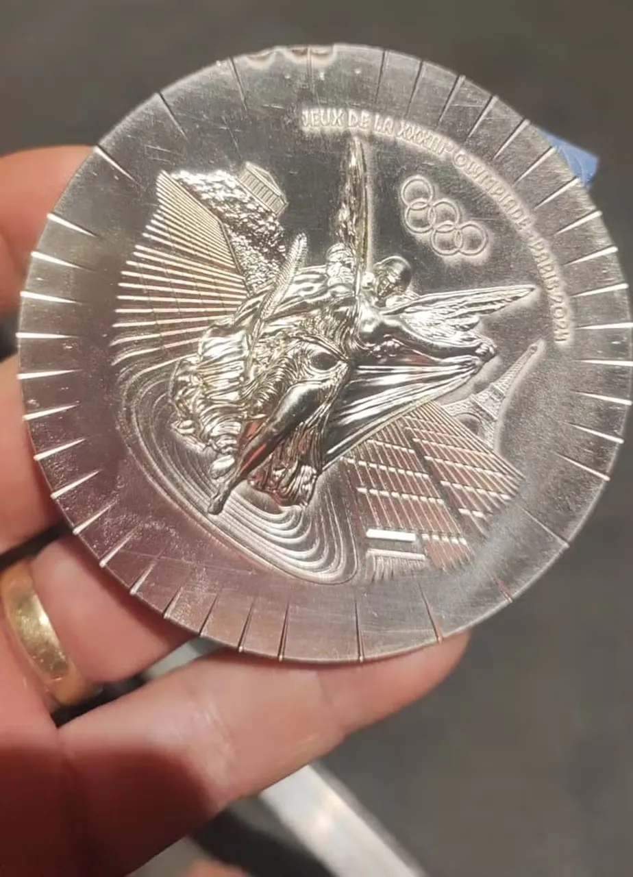 Isaquias mostra a medalha quebrada