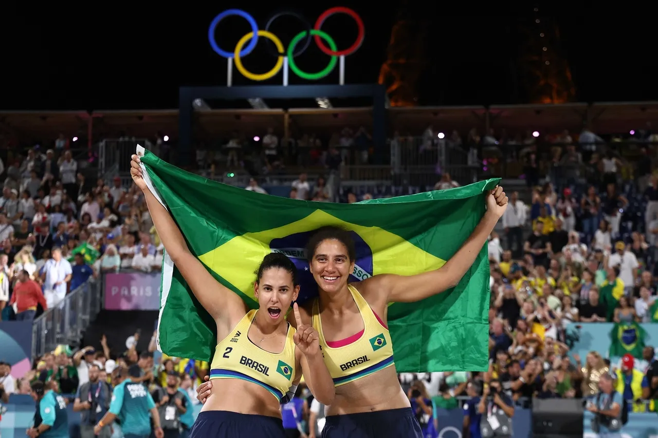 Ana Patricia de Duda com a bandeira brasileira após a conquista do Ouro