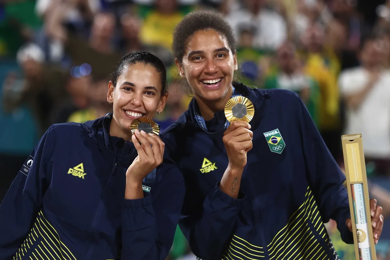 Duda e Ana Patrícia com suas medalhas de ouro no Volei de Praia