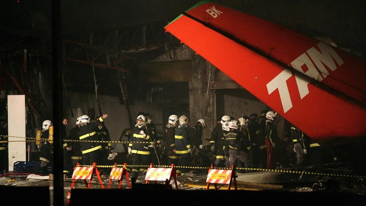 Acidente de 2007 com o voo da Latam, no dia 17 de julho daquele ano, envolveu um A320 de matrícula PP-MBK. A aeronave havia decolado às 17h19, saindo do Aeroporto Salgado Filho, em Porto Alegre (RS), com destino ao Aeroporto de Congonhas (SP)
