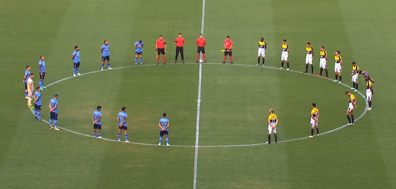 Homenagem de jogadores do Fortaleza e do Criciúma