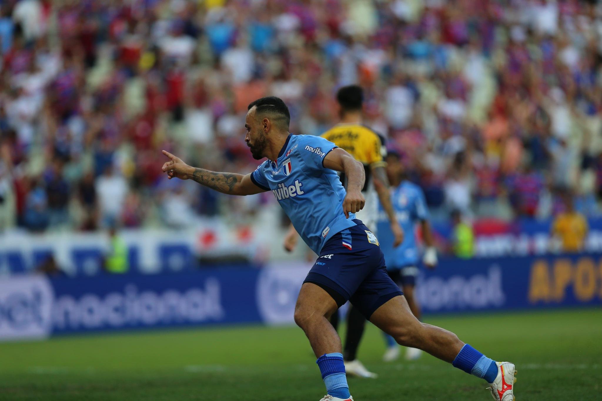 Moisés comemora gol durante Fortaleza x Criciúma