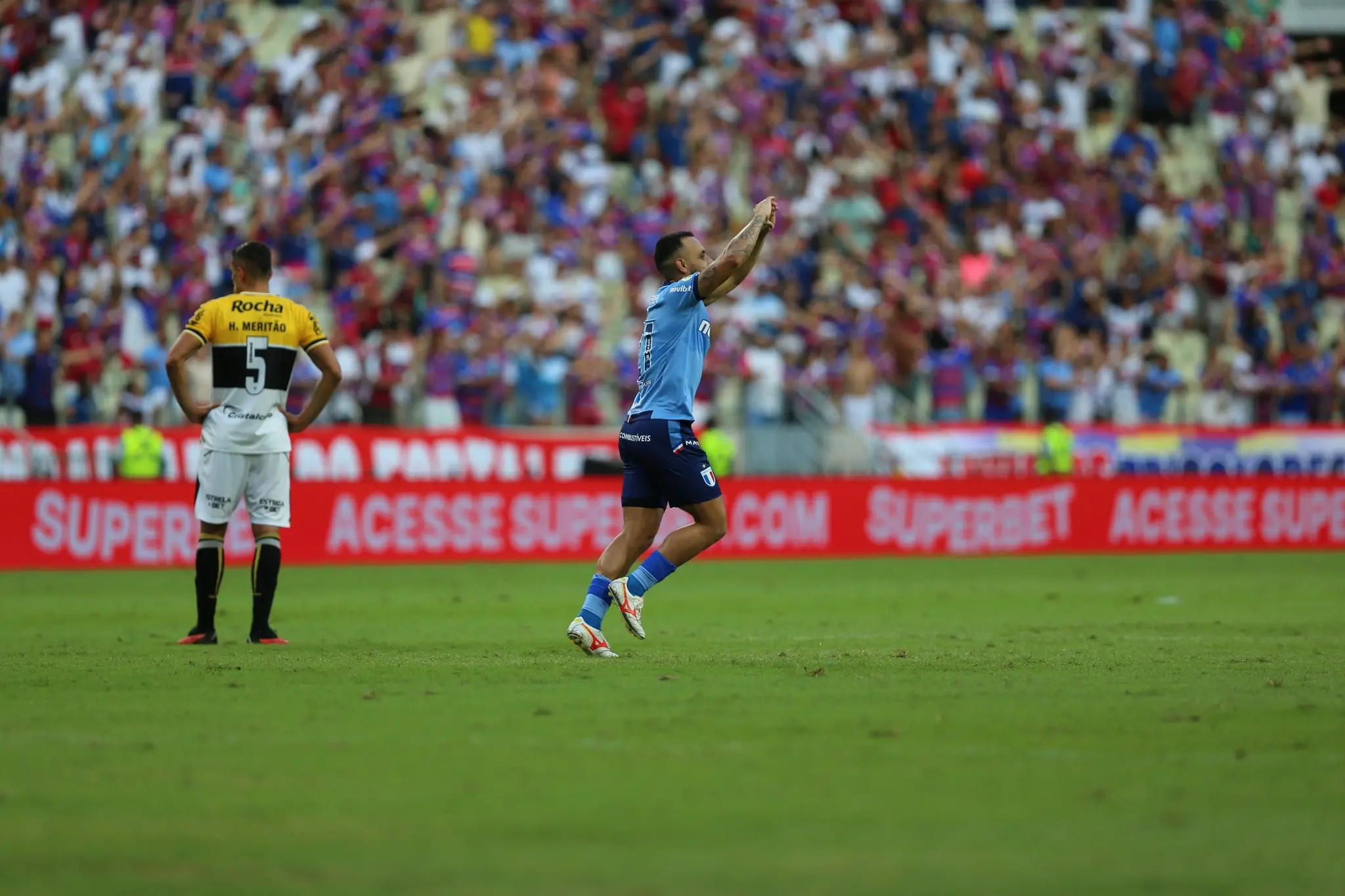 Moisés comemora gol da vitória do Fortaleza sobre o Criciúma
