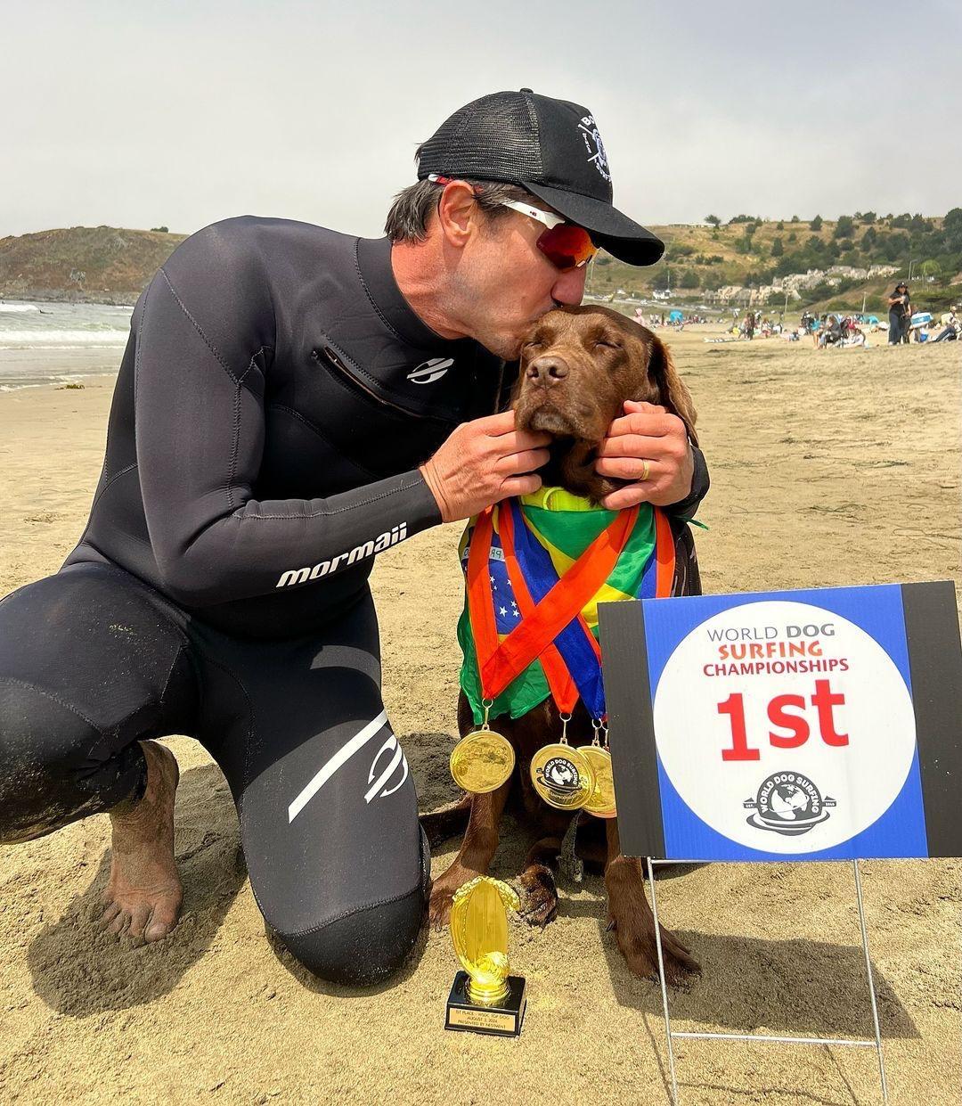 Cacau e tutor Ivan Moreira comemoram títulos no Campeonato Mundial de Surf Dog