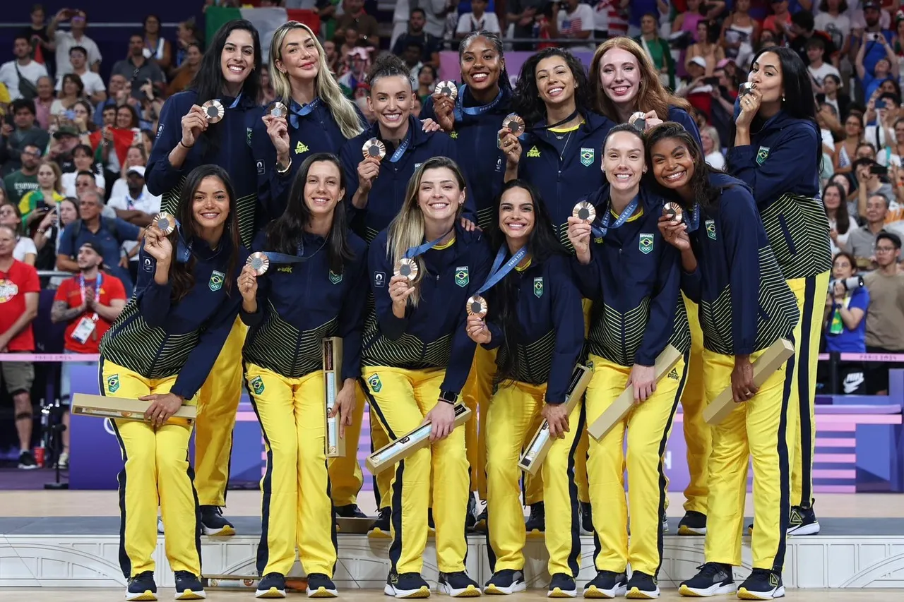 As jogadoras do time brasileiro de volei feminino recebem a medalha de bronze