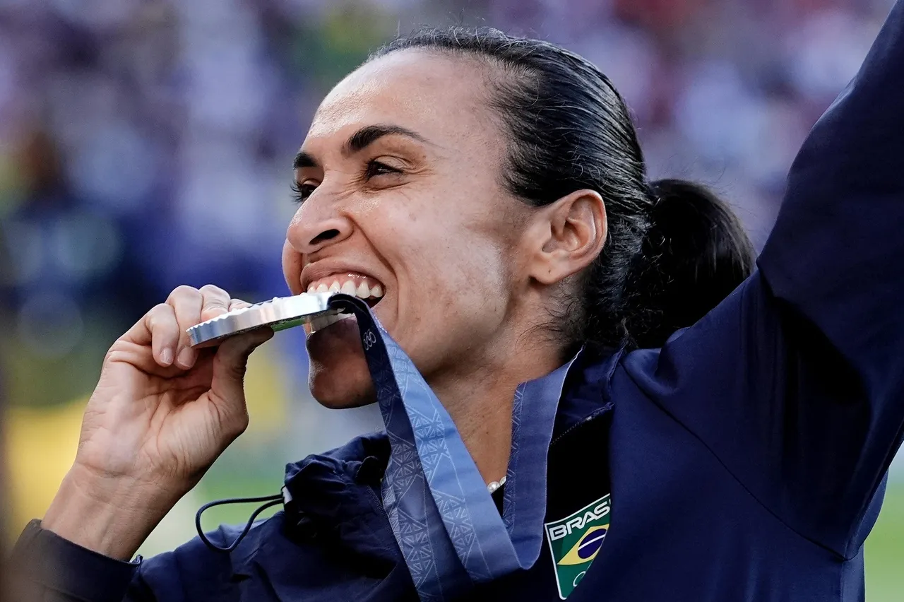Marta, a maior jogador do país da história do futebol feminino, com sua medalha de prata nos jogos