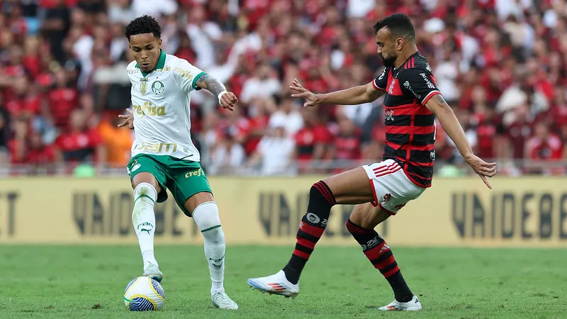 A partida no Maracanã foi equilibrada, com cada time dominando um tempo de jogo