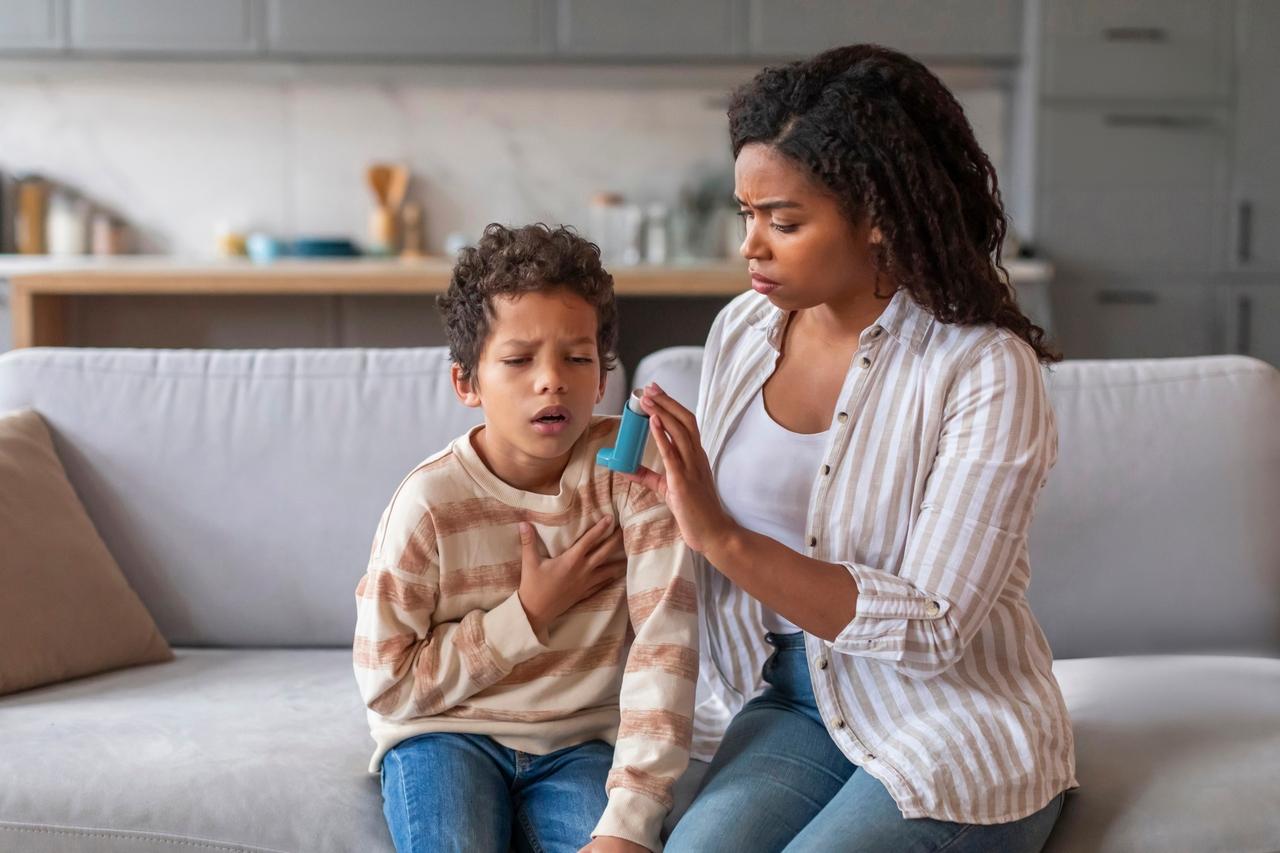 criança em crise de asma/bombinha de asma/mãe e filho