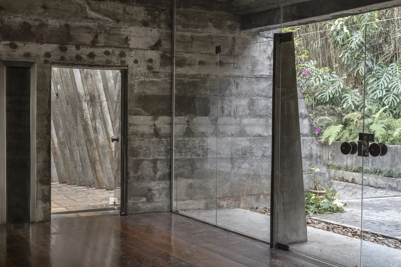 Projetada pela própria Chu Ming, residência une peso do concreto à leveza do vidro e de elementos naturais