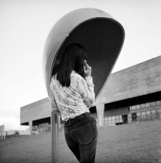 Chu Ming em um orelhão na Faculdade de Arquitetura e Urbanismo da USP