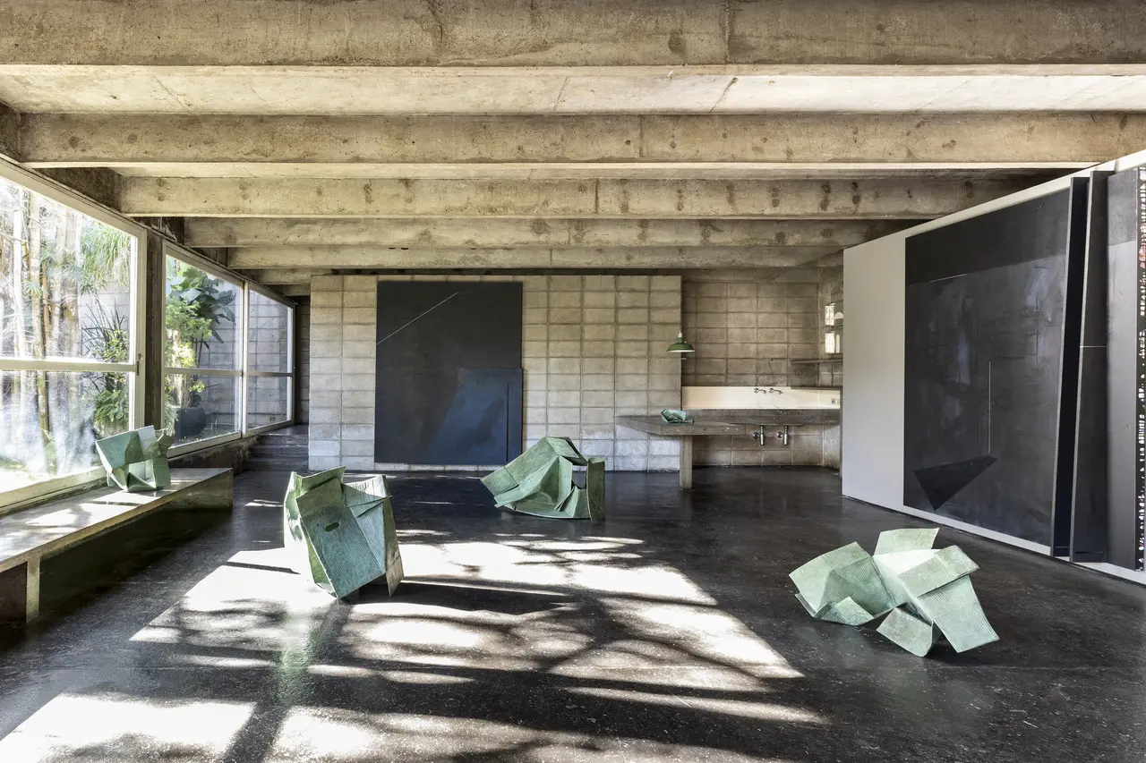 Obras de bronze de Mario Garcia Torres ocupam uma das salas da casa de Tomie