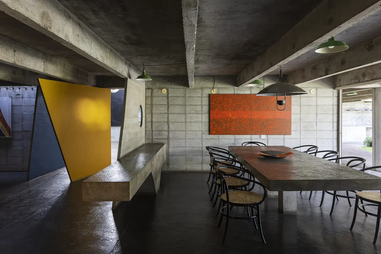 Parte da história da família é registrada na exposição, como as cores vivas que eram as preferidas de Ruy e a mesa de jantar da família