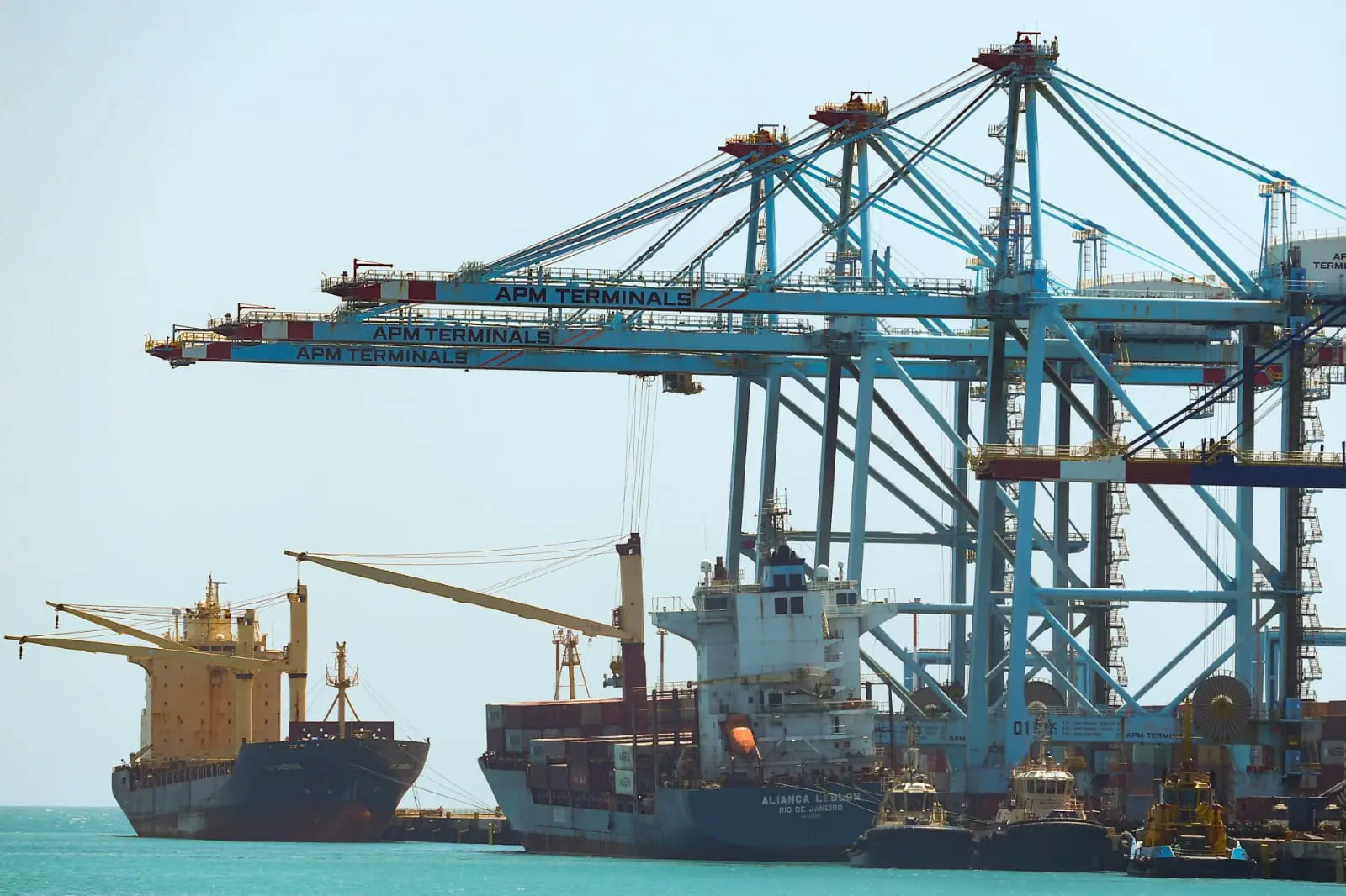 navios atracados no porto do pecém