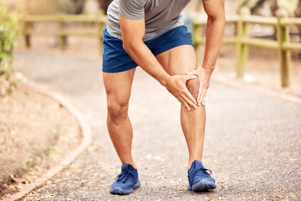 homem sente dor no joelho ao fazer exercício