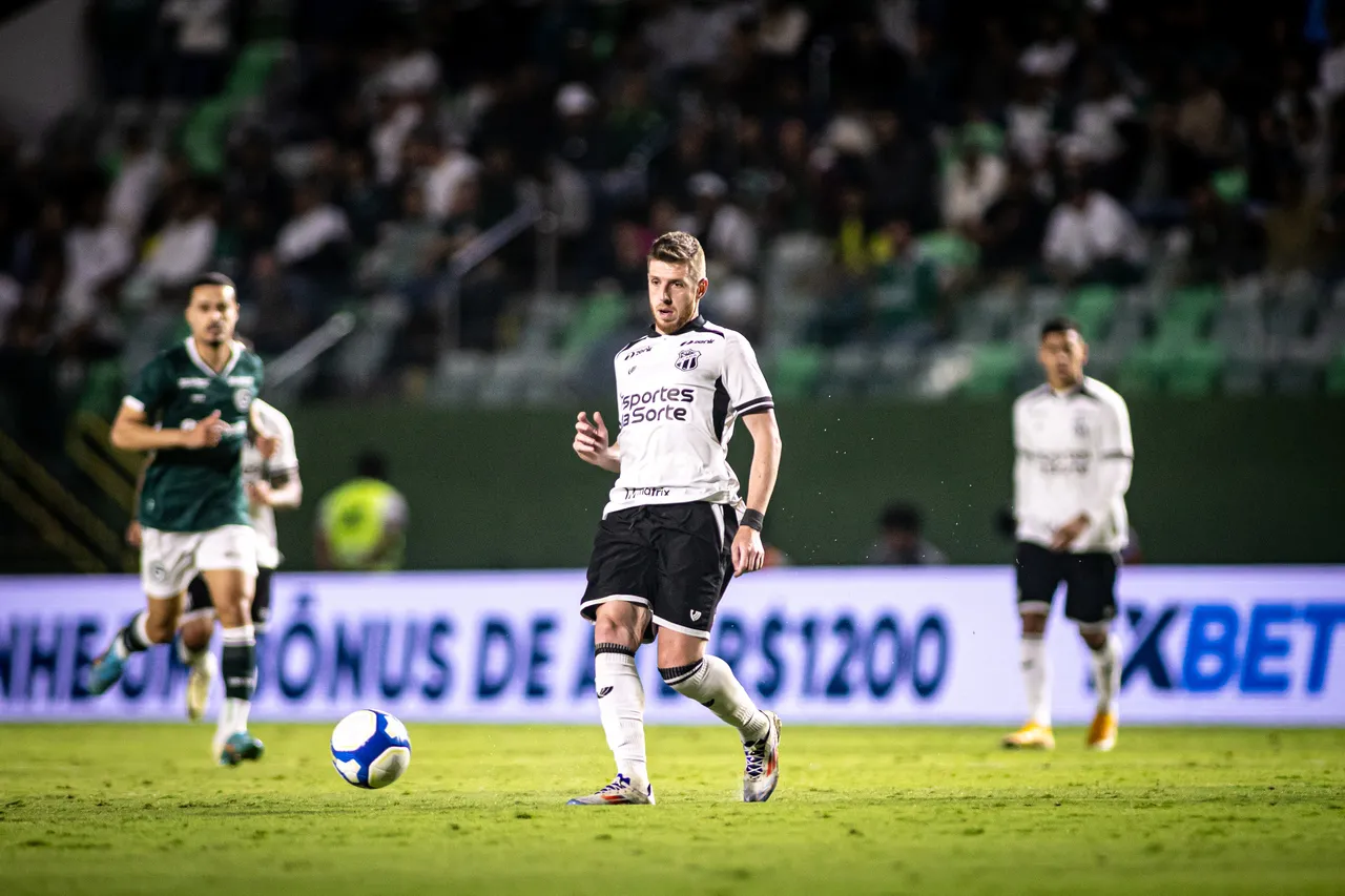 Aylon marcou o gol do Ceará, que sofreu a virada com gols polêmicos