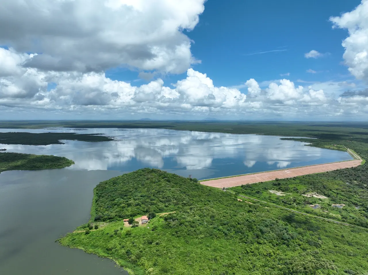 Foto do Açude Sítios Novos sangrando