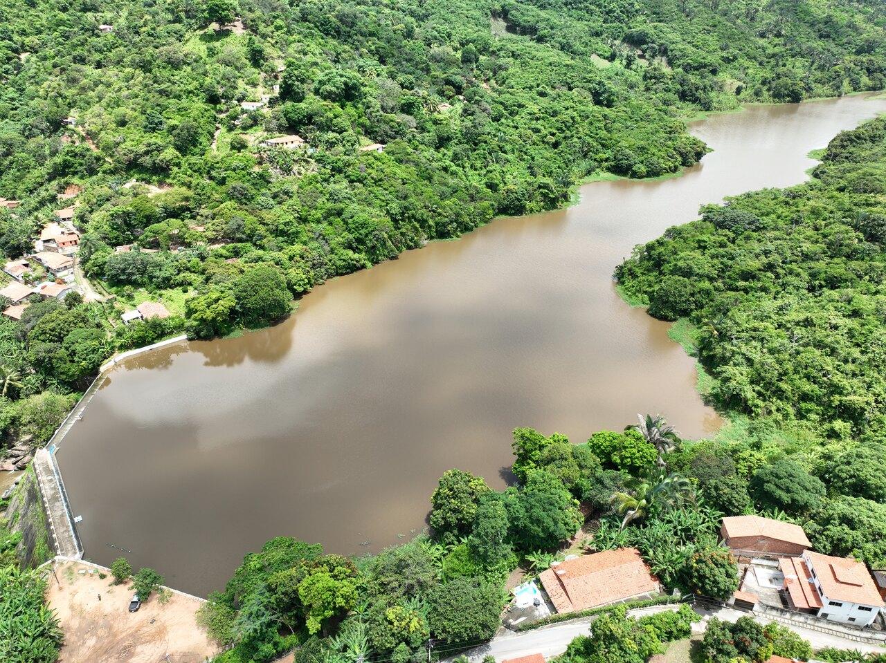 Foto do açude tijuquinha sangrando