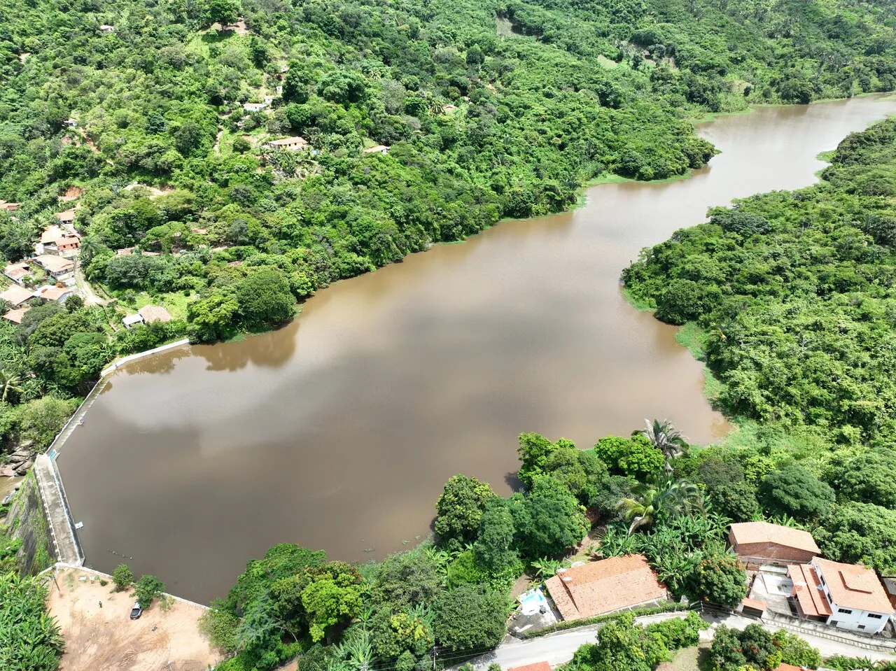 O açude Tijuquinha em Baturité possui capacidade de 0,48hm³ e também é um dos açudes que ainda estão sangrando em agosto
