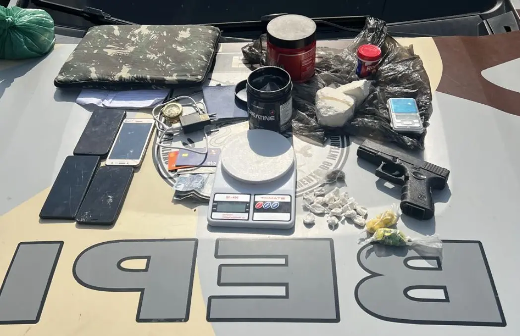 Drogas, balança de precisão e simulacro de arma de fogo foram apreendidos com o alvo da Operação e um comparsa