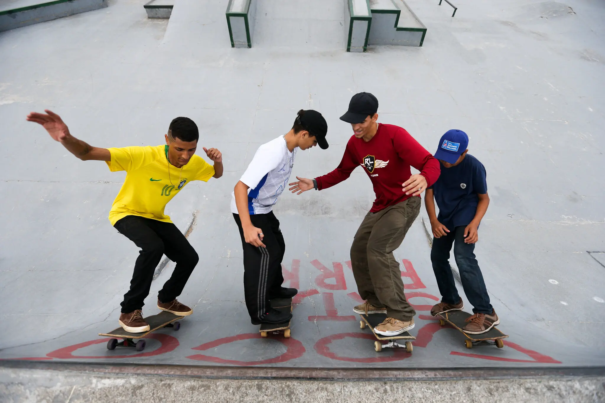 Imagem de jovens praticando skate