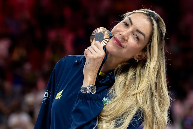 Thaís, medalhista de bronze com a seleção brasileira de vôlei nos Jogos de Paris.