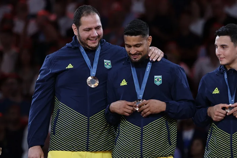 Rafael Silva, o Baby, ao lado de Leonardo Gonçalves e Guilherme Schimidt.