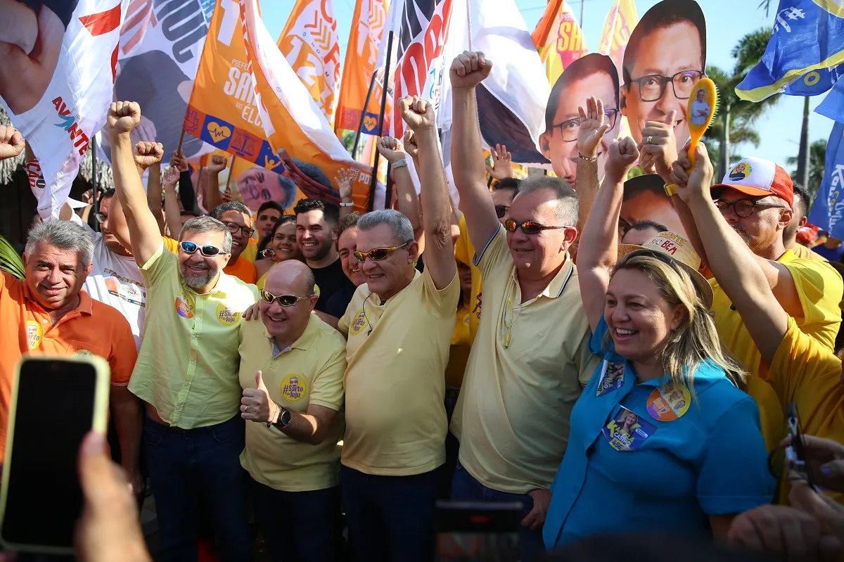 O gestor iniciou a campanha com uma caminhada na Beira-Mar, ao lado de apoiadores