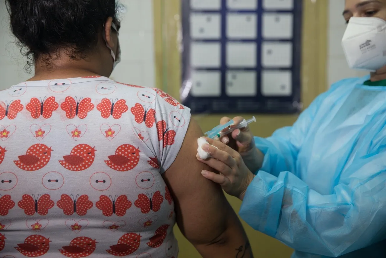 A SESA realiza o Dia D de Vacinação mensalmente e oferece diversas vacinas ao público em um dia no fim de semana