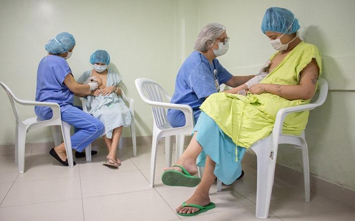 Profissionais do banco de leite do HGCC realizando a extração de leite humano