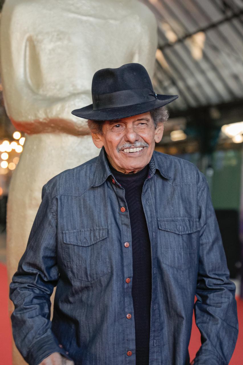 Ator Rodger Rogério, do longa-metragem brasileiro 'Oeste Outra Vez', no tapete vermelho do Festival de Gramado