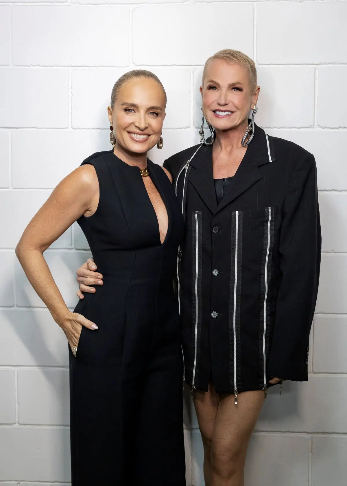 Angélica e Xuxa em foto abraçadas