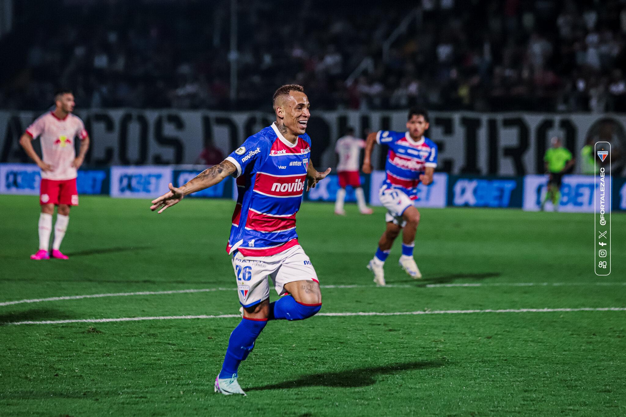 Breno Lopes comemora gol marcado pelo Fortaleza contra o Bragantino