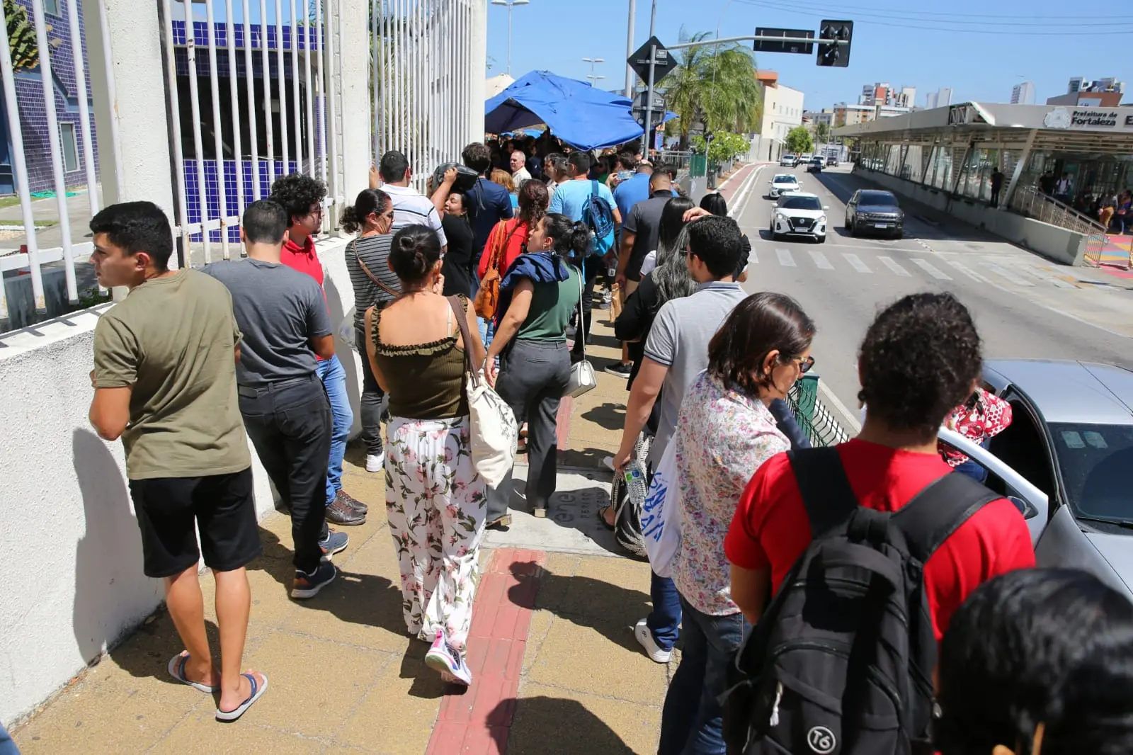 Pessoas formando fila para entrar em local de prova do CNU