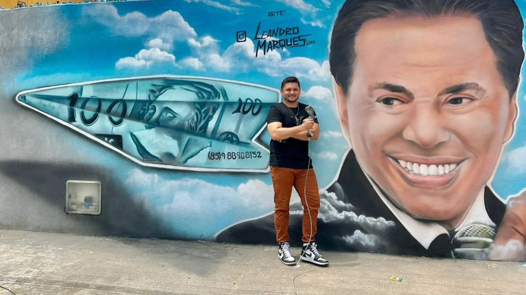 Leandro Marques ao lado de mural