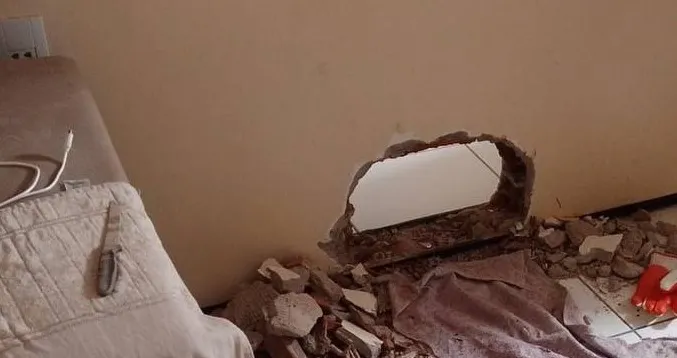 Os criminosos teriam entrado na residência do PM por meio de um buraco