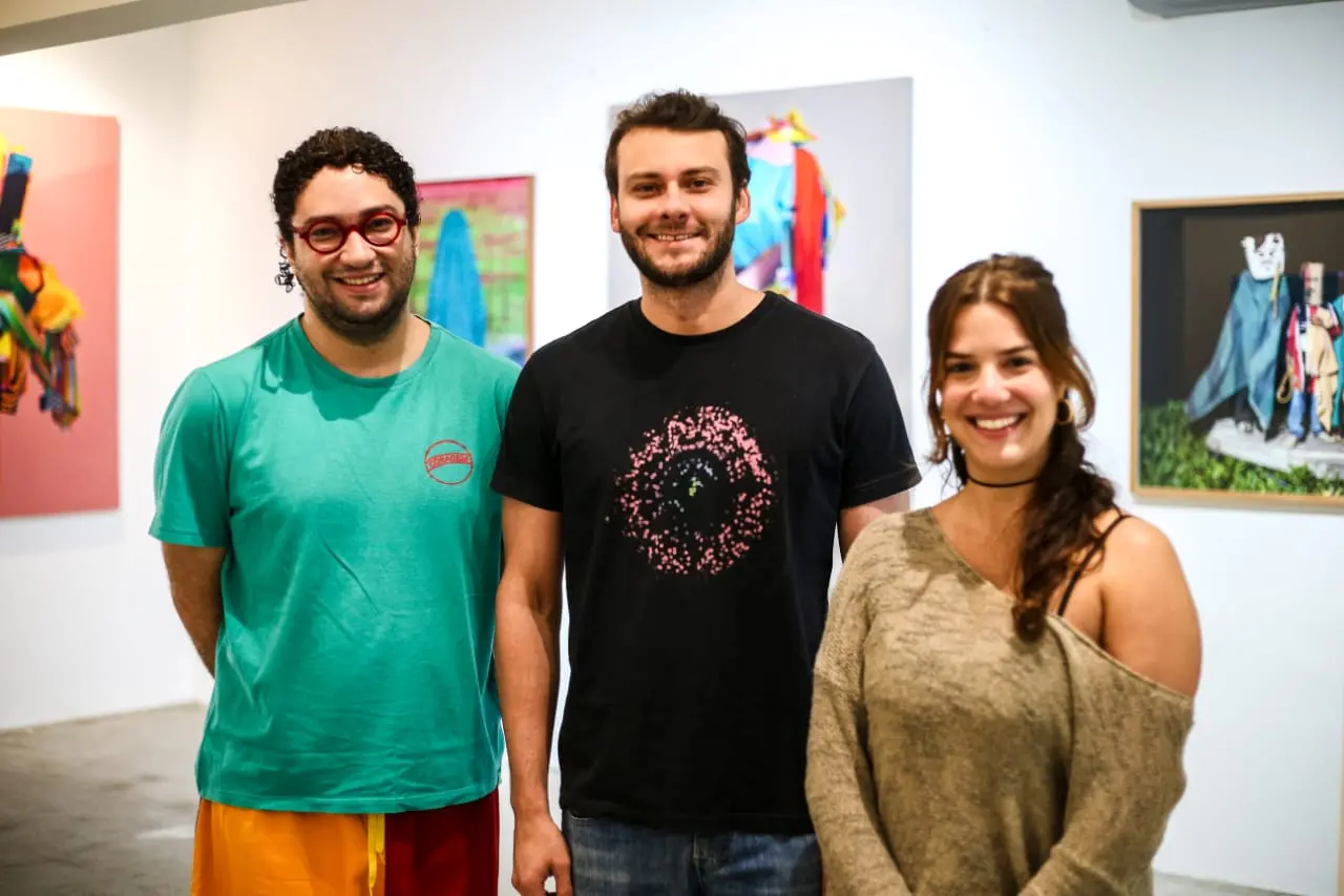 Lucas Dilacerda (curadoria), Pedro Diógenes (direção) e Lari Brandão (produção) inauguram Cave Galeria