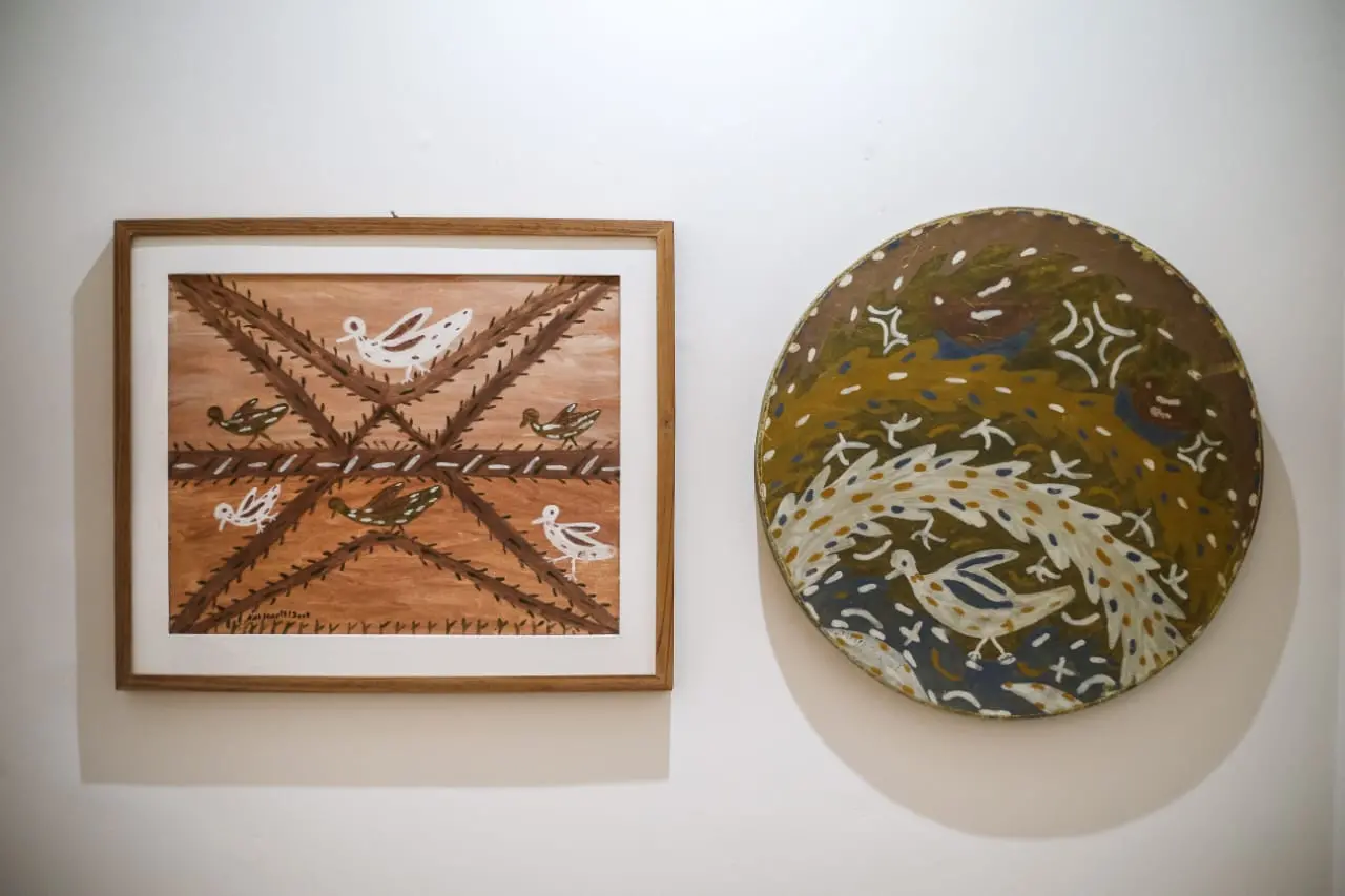 Obras de Navegante Tremembé, pintora de Varjota (CE) que usa pigmentos naturais para elaborar suas obras