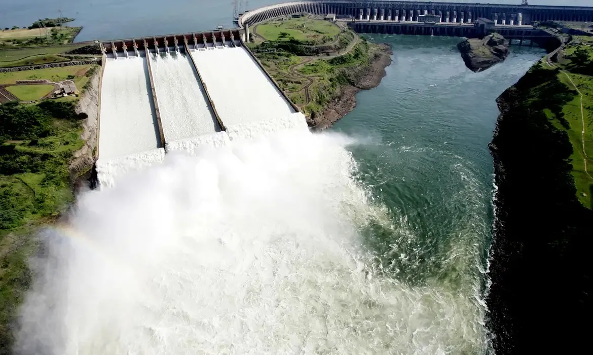 Reservatórios como o da Usina Hidrelétrica de Itaipu, na fronteira entre o Brasil e o Paraguai, armazenam o combustível (no caso a água) para aproveitar posteriormente em forma de queda d'água