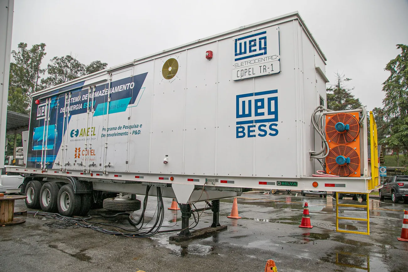 Sistema de Armazenamento de Energia por Baterias (BESS) em Curitiba. Testes estão sendo feitos na rede, mas regulamentação ainda está pendente.