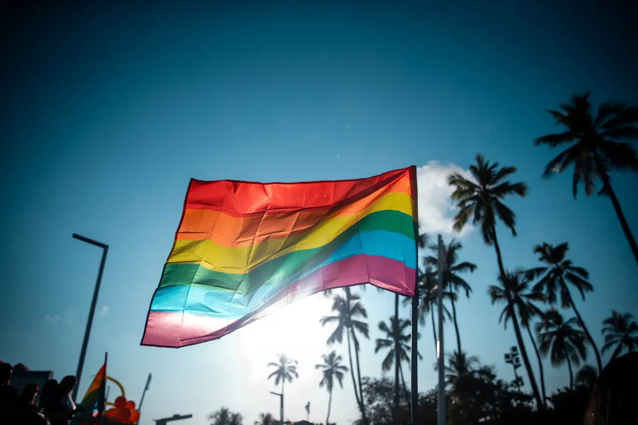 Bandeira com as cores da população LGBTI+