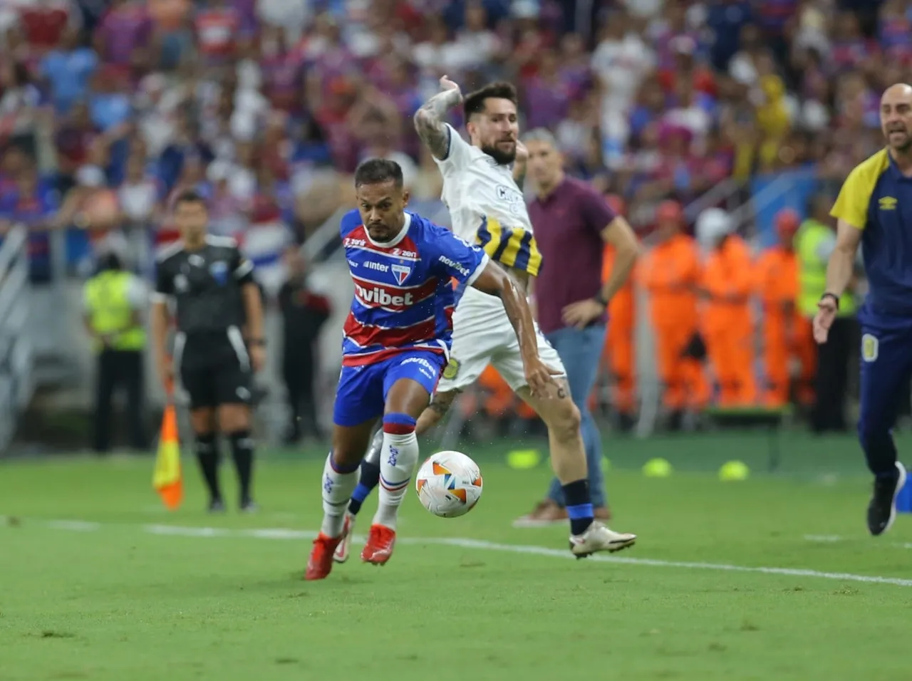 Fortaleza e Rosario Central fizeram um jogo truncado no 1º tempo, sem chances de gol