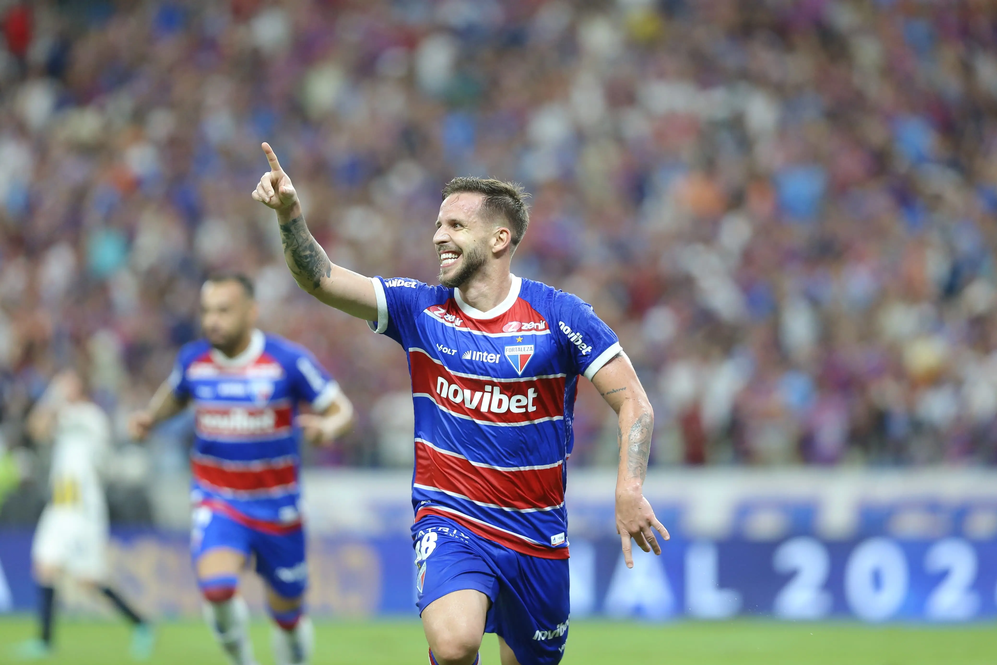 Lucas Sasha comemora gol marcado pelo Fortaleza