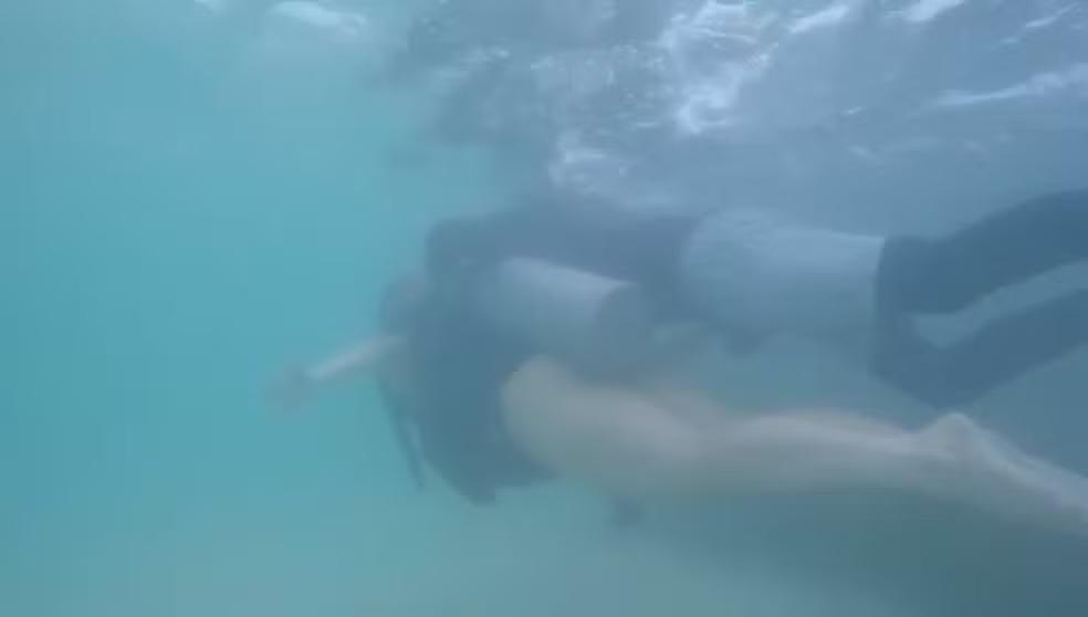 Foto de mergulho onde guia de turismo importunou sexualmente turista