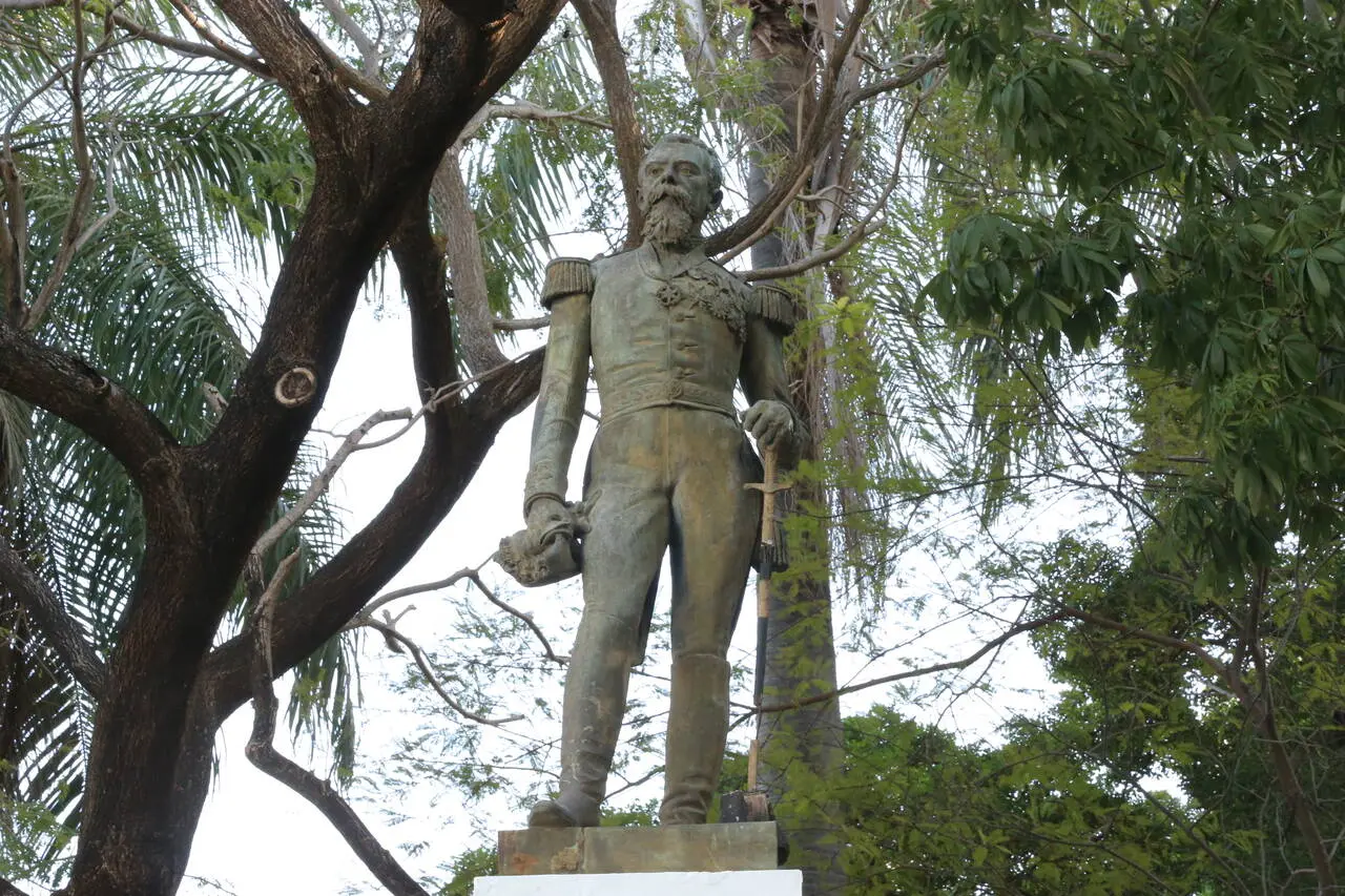 Foto da estátua do General Tibúrcio Cavalcante localizada no Centro de Fortaleza