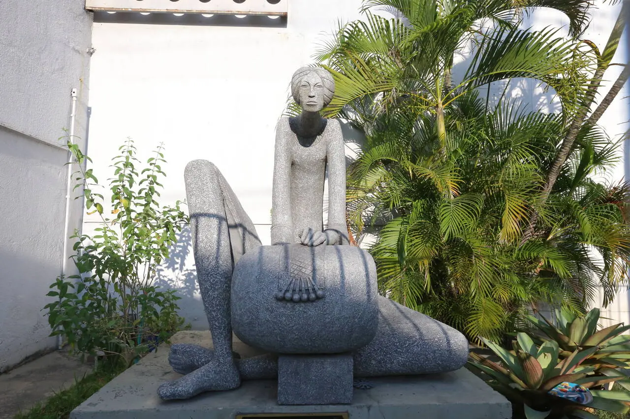 Foto da estátua da mulher rendeira localizada no Centro de Fortaleza ao lado do Banco do Brasil