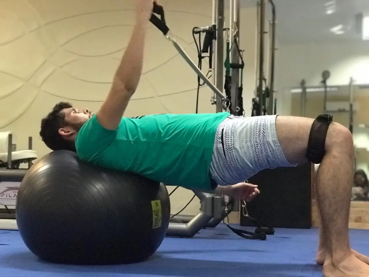 Darlyson fazendo fisioterapia com uso de bola e elásticos