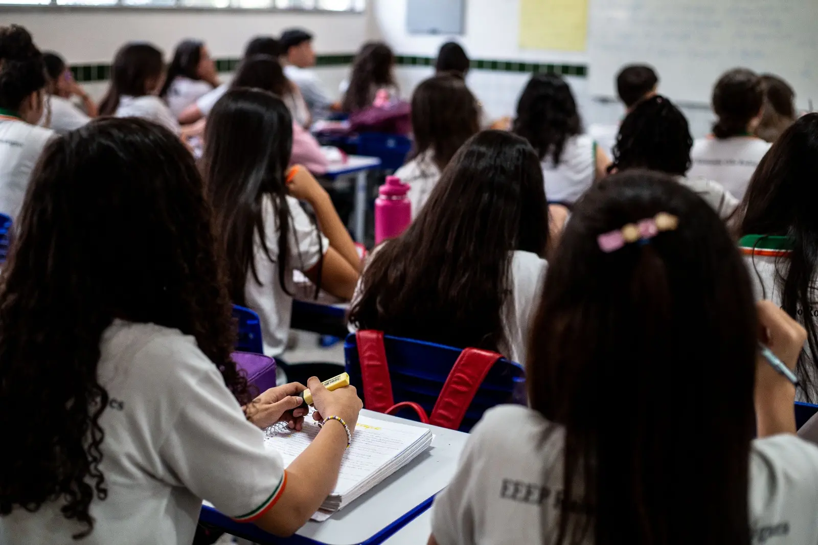 Imagem de sala de aula cheia de alunos
