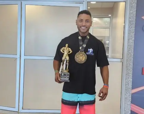 Foto do atleta com troféus
